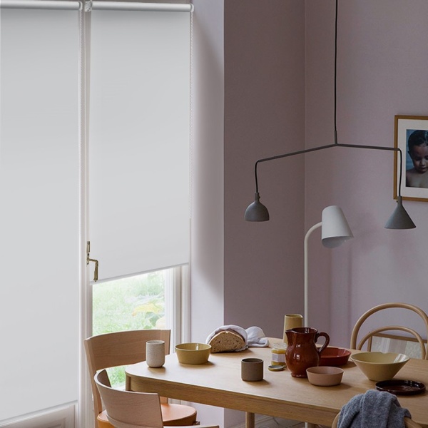 Рулонные шторы блэкаут LUX Бланка для балконной двери цвет белый Рулонные шторы блэкаут LUX Бланка для балконной двери цвет белый