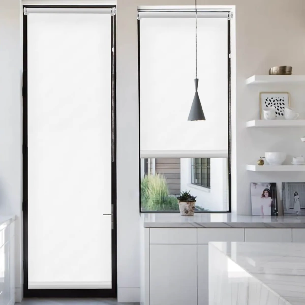 Рулонные шторы однотонные Лайт для балконной двери цвет белый Рулонные шторы однотонные Лайт для балконной двери цвет белый